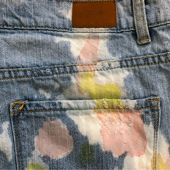High Rise Dree Cheeky Paint Splattered Distressed Denim Shorts Size 31W BDG - Picture 3 of 4